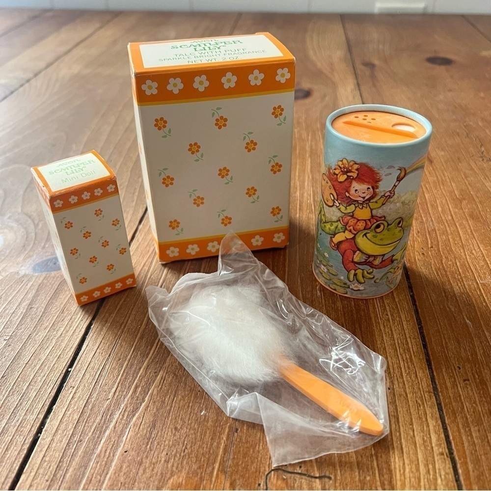 Vintage 1983 Avon Scamper Lily Sparkling Talc Powder with Puff